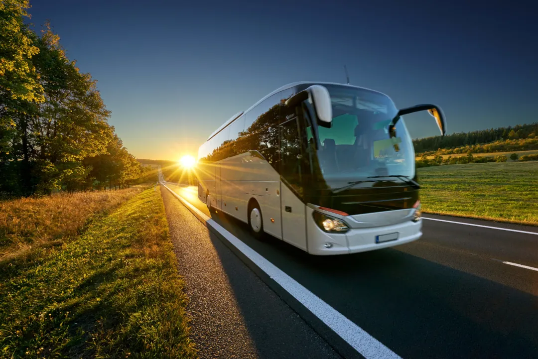 bus roulant sur une route